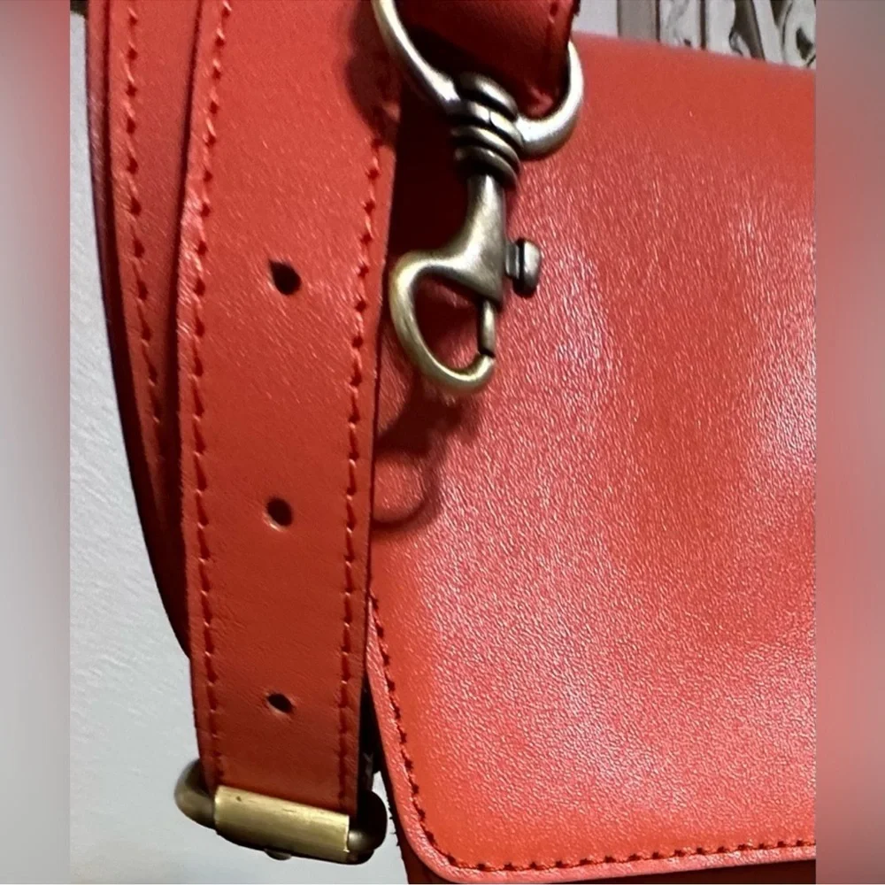 Patricia Nash Coral Beautiful Leather Crossbody Bag.
Patricia Nash. - Picture 4 of 7